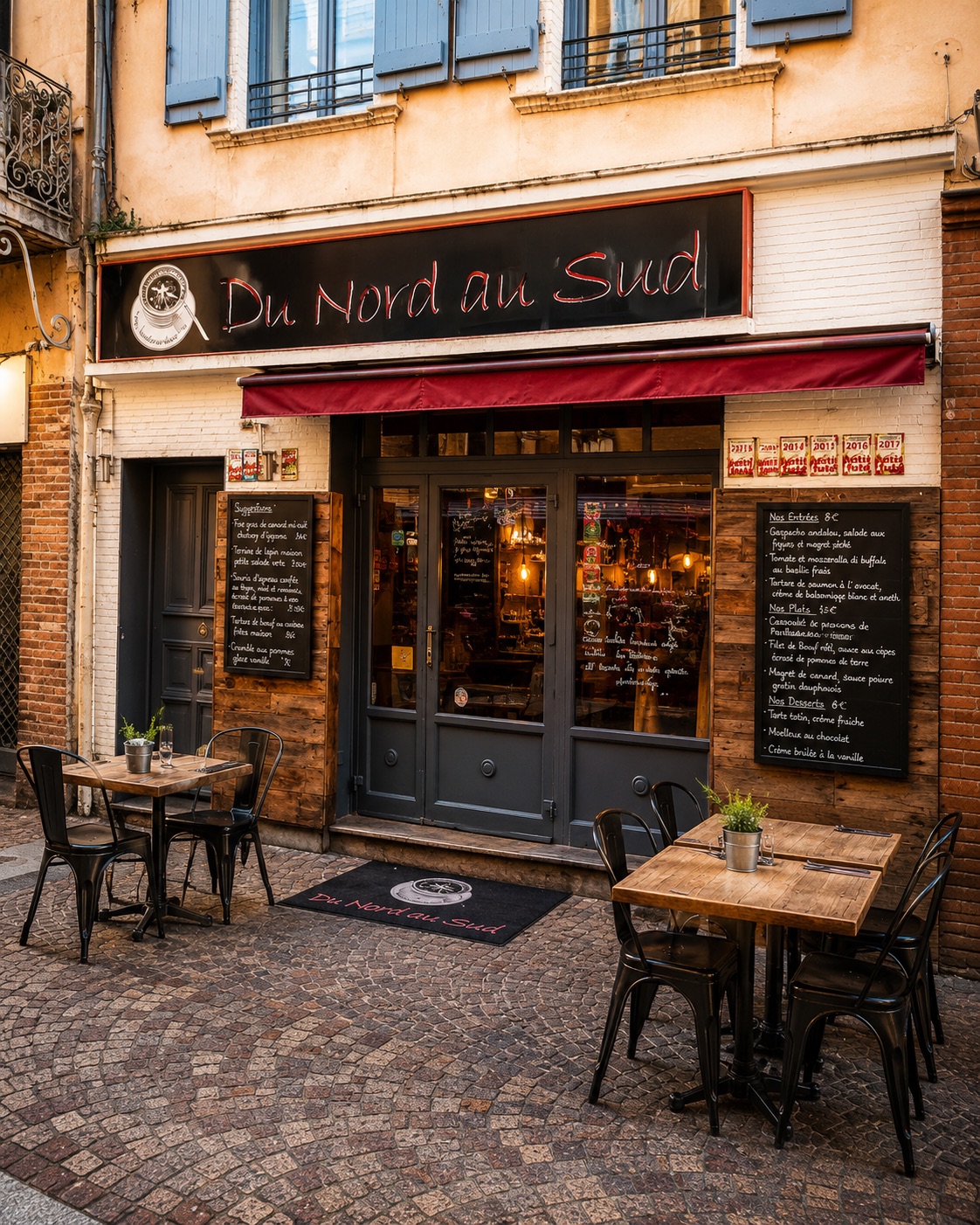 Devanture de la Brasserie Du Nord au Sud, terrasse en bois et ardoises menu, rue de la République à Montauban