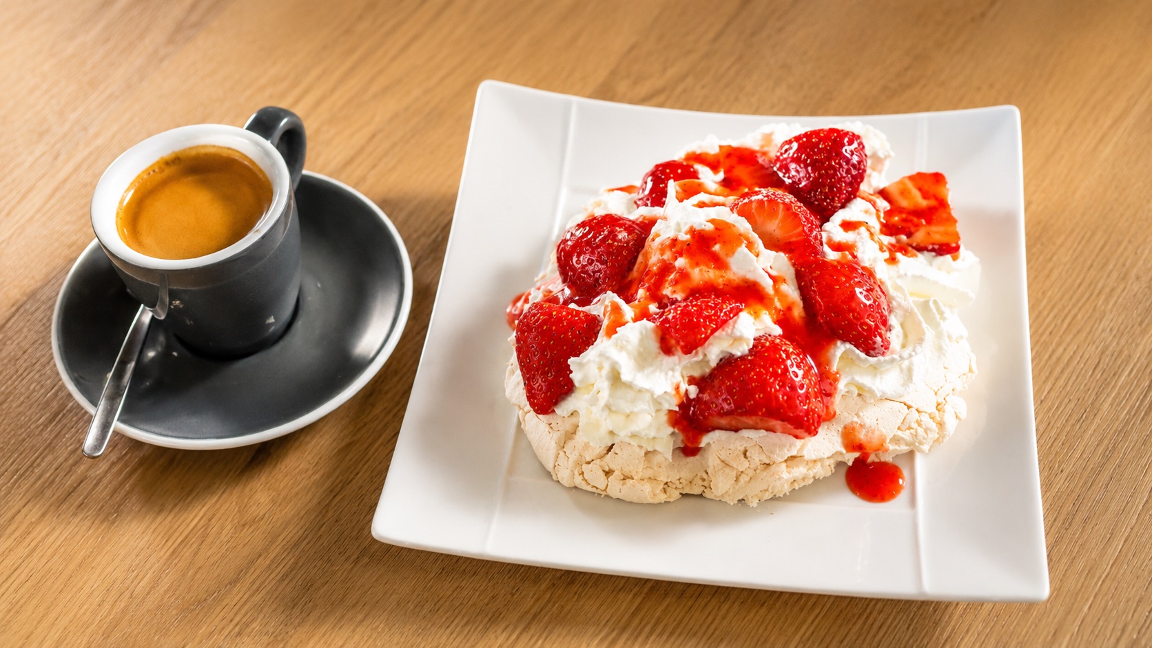 Pavlova aux fraises et chantilly, servie avec un café serré